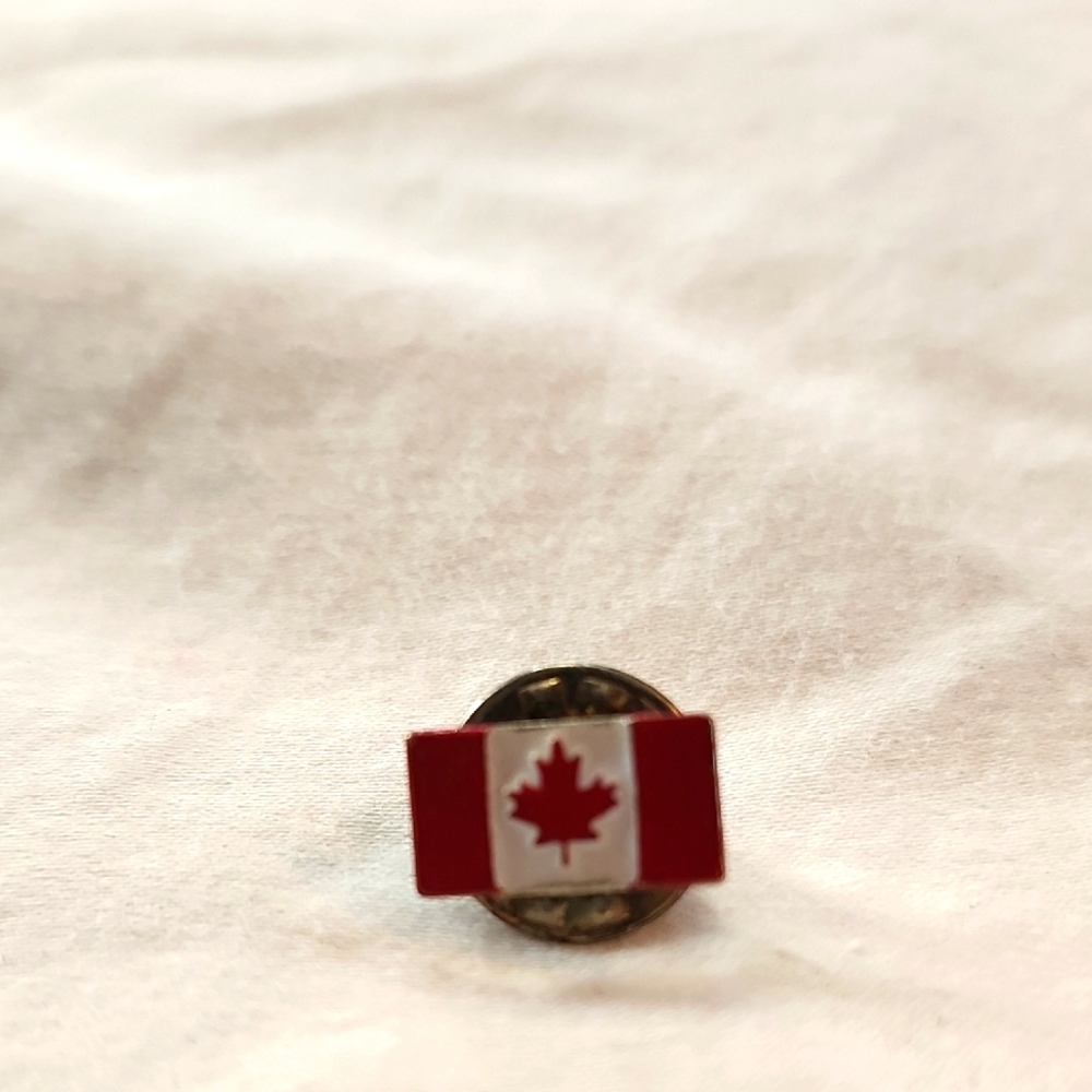Canadian Flag Lapel/Hat Pin Jewelry/Accessories